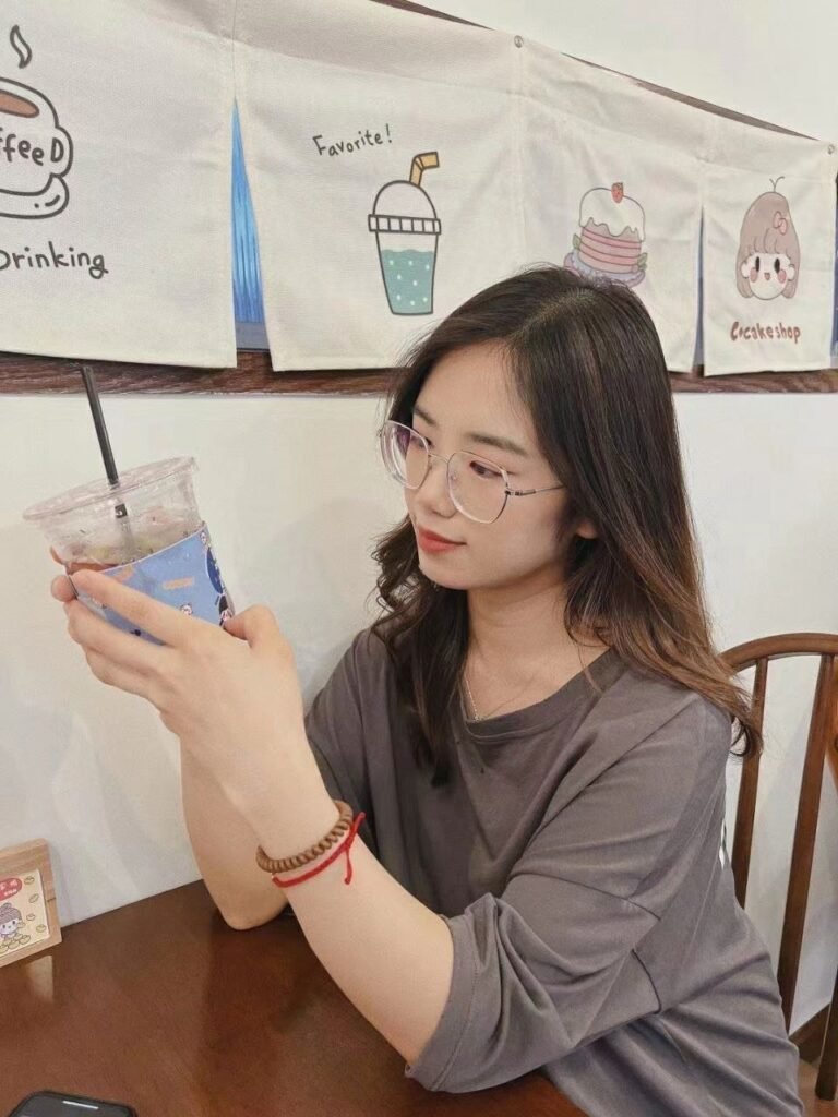 รูปหลุดทางบ้าน น้องแว่นโชว์หอย หมอยดก